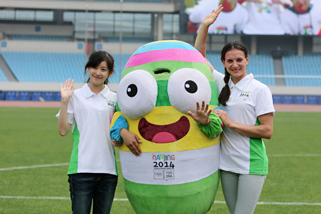 Antes da polêmica, Issinbáeva era presença certa como embaixadora dos Jogos Olímpicos de Verão da Juventude na China, em 2014 Foto: Reuters