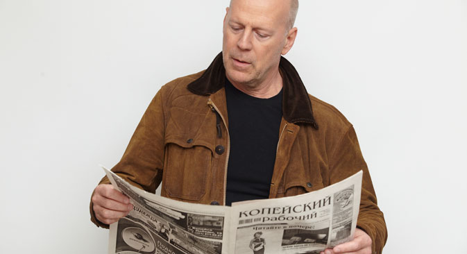 Bruce Willis is one of celebraties, whose interview were published in Ural newspaper 'Kopeisky Rabochiy' (on the photo). Source: Kopeisky Rabochiy newspaper