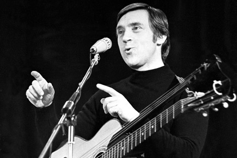 Vysotsky's style was rooted in traditional Russian ballads, Roma, courtyard and “blatnoy” songs. In some places, he was like a chansonnier, like Georges Brassens. Source: PhotoXpress