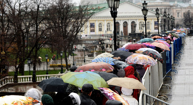 People brave snow, rain and chill as they line up to visit the exhibition "My History. The Romanovs", at the Manezhnaya Square in central Moscow. Source: AFP/East News