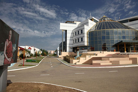 The main building of the City Chess complex in Elista. Source: JialiangGao / www.peace-on-earth.org