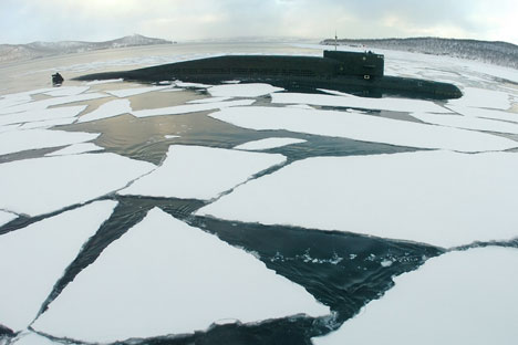 Current submarine design does not allow the ship to break the ice to emerge quickly without damage to the housing.  Source: RIA Novosti