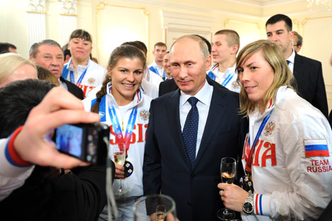 Presidente tira fotos com campeões dos Jogos Olímpicos de Inverno 2014, realizados em fevereiro na cidade russa de Sôtchi Foto: TASS