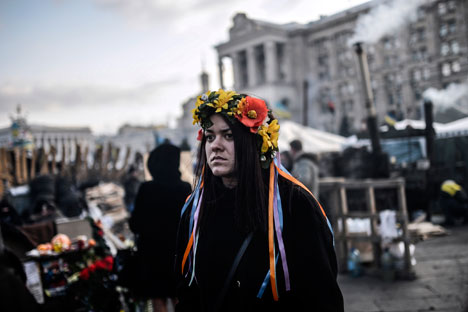 Hoffung auf Frieden: eine Demonstrantin auf dem von Barrikaden  verwüsteten Maidan-Platz. Foto: AFP / East News