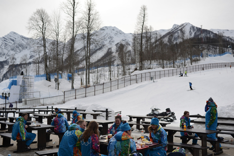 Auch wenn man es im Fernsehen nicht sieht: Es liegt kein natürlicher Schnee auf den Bergen bei Sotschi. Foto: Michail Mordassow