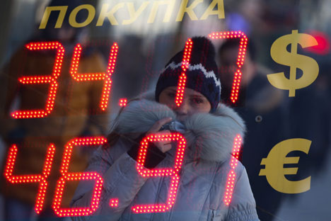 Desvalorização da moeda russa no mercado internacional aconteceu mais rápido que a redução do preço de petróleo Foto: ITAR-TASS