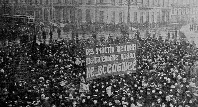 A women's procession on Nevsky Avenue in Petrograd on the International Women's Day. Source: Vladimir Minkevich / RIA Novosti