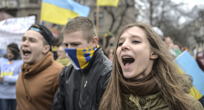Participants of a Ukrainian activists' rally against the Crimea referendum, near the monument to Vladimir Lenin in Simferopol. Photo: RIA Novosti / Valery Melnikov
