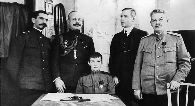 Tsarevich Alexei (in the centre) with his teachers, Gibbs is second from right. Source: ITAR-TASS