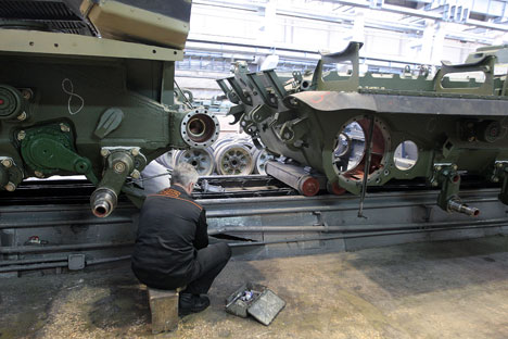 Workers of the JSC Uralvagonzavod "Scientific and Production Corporation" assemble tanks on the production floor. Source: Sergey Mamontov / RIA Novosti