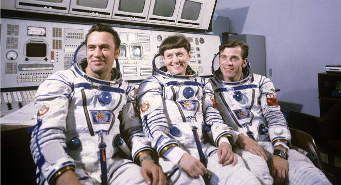 Soyuz T-7 spaceship's crew (from left to right): commander Leonid Popov (centre), cosmonaut-researcher Svetlana Savitskaya and flight engineer Alexander Serebrov (right). Source: Alexander Mokletsov / RIA Novosti