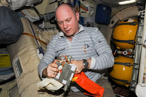 Der russische Kosmonaut Oleg Artemjew packt die Ergebnisse des "Test"-Experimentes ein.  Foto: Artemjew.ru