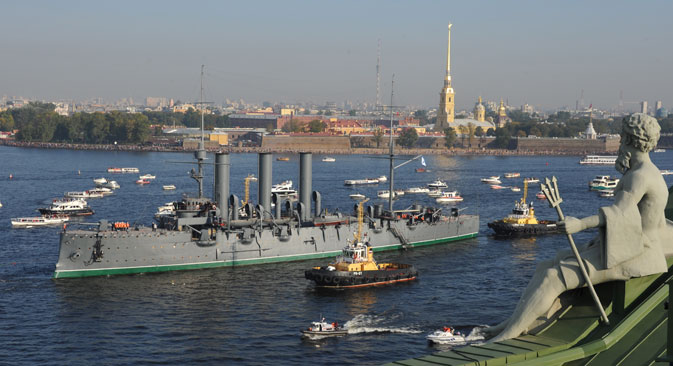 Ships tow the Russian cruiser Aurora to a dock in Kronshtadt. The vessel leaves its station for the first time in 27 years. Source: ITAR-TASS / Yuri Belinsky