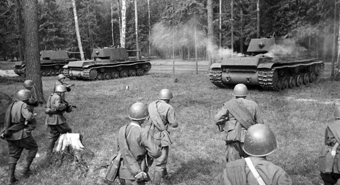 Soviet troops following heavy KV tanks. The Western Front. May 13, 1942. Source: Samary Gurary / RIA Novosti
