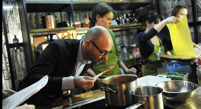 Aside from master classes in foreign cuisine, there are master classes in Russian food for foreigners in Moscow. Participants range from expats who have lived in Moscow for several years to tourists visiting for just a few days. Source: Kirill Kalinnikov / RIA Novosti