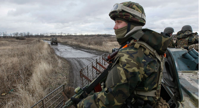 An Ukrainian serviceman patrols an area near the eastern Ukrainian town of Debaltseve in Donetsk region, December 24, 2014. Source: Reuters / Valentyn Ogirenko