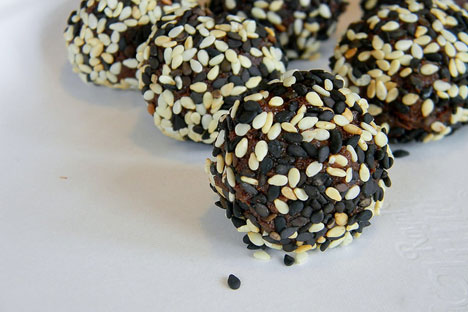 Homemade truffles with tahini. Source:  Sarah R / Flickr