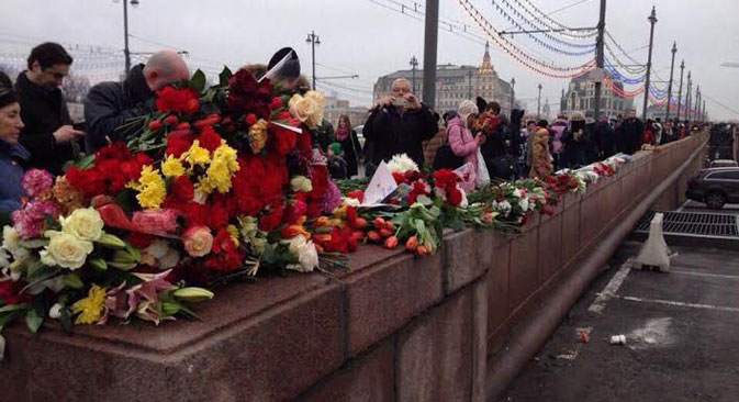 Flores en el lugar donde fue abatido Borís Nemtsov. Fuente: Daria Sokolova. 