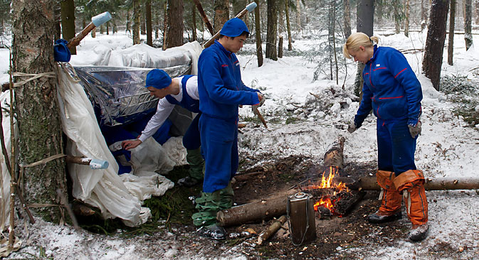 The ISS crew practice survival skills they will need in the event of emergency landing in a forest. Source: RIA Novosti