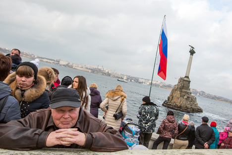Para warga setempat menghadiri pertunjukan udara di Sevastopol, Krimea.
