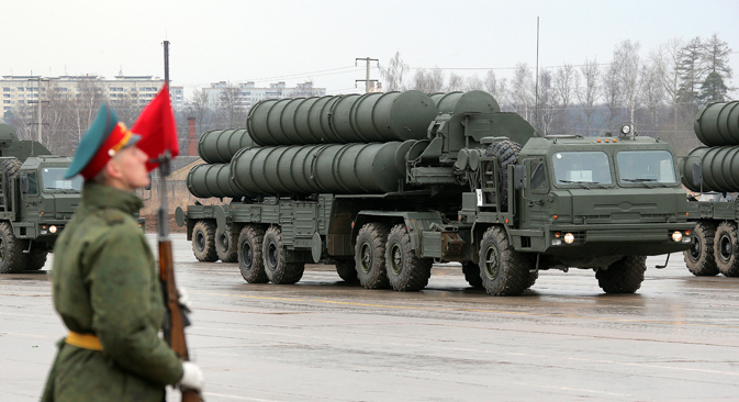 Launchers of the S-400 Triumph surface-to-air missile system take part in the first major rehearsal for the upcoming Victory Day Parade that involves military aircraft, unmounted parade details and a mechanized column in Alabino in the Moscow Region, Apr. 16, 2014. Source:  Vitaliy Belousov / RIA Novosti