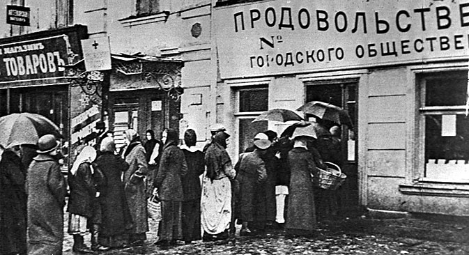 Moscow. 1915. The image shows a queue to a municipal food shop. Source: ITAR-TASS