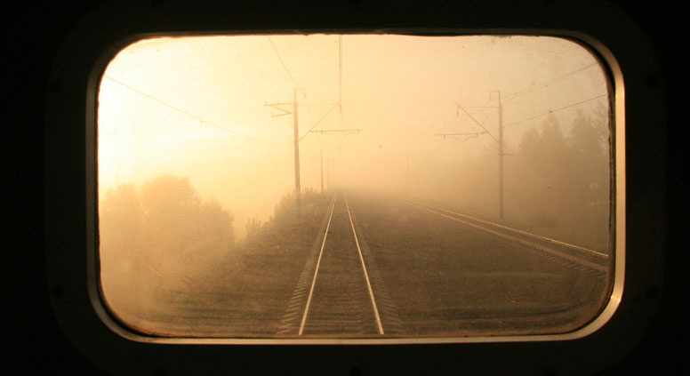 Railway rear view through the window of a train / Getty Images, Legion Media