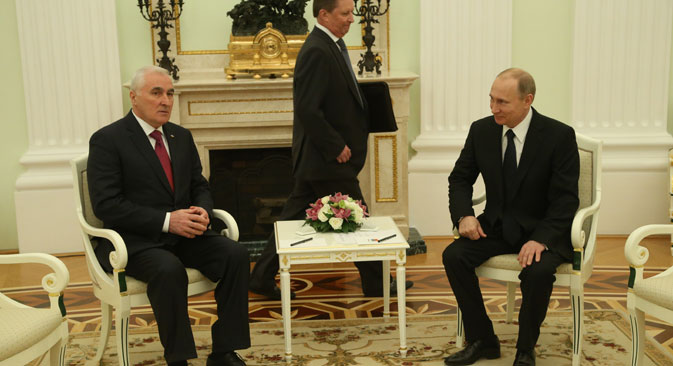 Presiden Rusia Vladimir Putin (kanan) dan mantan Presiden Ossetia Selatan Leonid Tibilov.