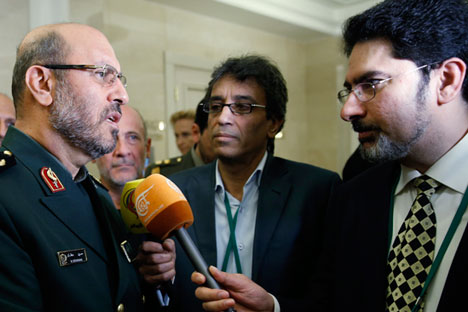 Menteri Pertahanan Iran Hossein Dehghan (kiri) menyampaikan bahwa pemerintah Iran bisa mengizinkan Rusia menggunakan pangkalan udara di Hamadan jika hal tersebut memang dibutuhkan. 