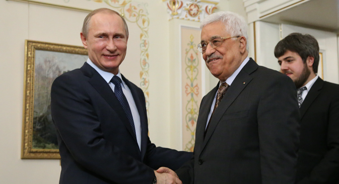 Presiden Rusia Vladimir Putin (kiri) dan Presiden Palestina Mahmoud Abbas.