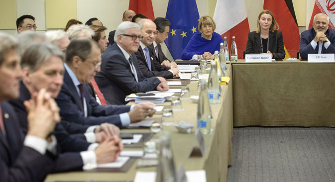 Left to right: John Kerry, Philip Hammond, Sergey Lavrov, Frank Walter Steinmeier, Laurent Fabius, Wang Yi during the meeting on Iran's nuclear program with EU and Iranian officialsl in Lausanne, on March 30, 2015. Source: AP