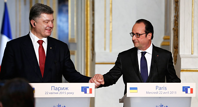 French President Francois Hollande (right) and Ukrainian President Petro Poroshenko attend a joint press conference after meeting at the Elysee Palace in Paris, on April 22. Source: EPA