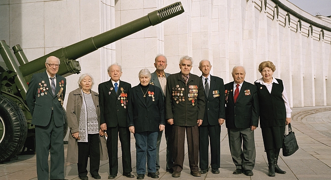 Members of the Moscow Association of Jewish Veterans in front of the Moscow Central Museum of the Great Patriotic War. June, 2010. Source: The Blavatnik Archive