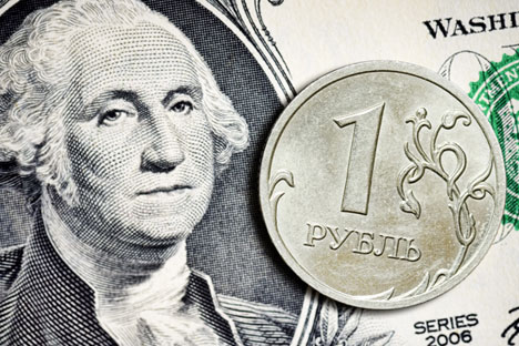 Segundo os especialistas, compra de dólares dá a entender para o mercado que não há interesse em fortalecer o rublo Foto: DPA/Vostock-Photo