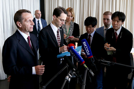 Sergei Naryshkin (left) taking to journalists at the Russian-Japanese Forum on Cooperation in Business, Technology and Culture in Tokyo in 2015.