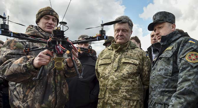Ukraine's President Petro Poroshenko and Ukrainian secretary to the National Security and Defence Council Oleksandr Turchynov (right) inspect weapons and military equipment as they visit the training center of the Ukrainian National Guard outside Kiev, April 4, 2015. Source: Reuters