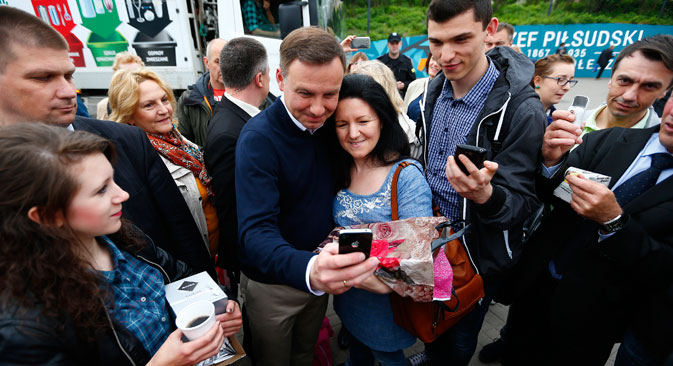 During his election campaign, Andrzej Duda talked with people, shared coffee with them near subway stations and even took selfies in Warsaw, May 25, 2015. Source: Reuters