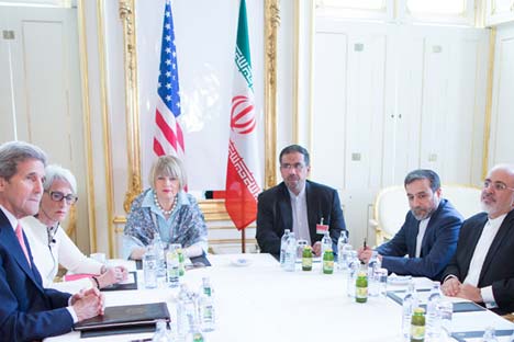 U.S. Secretary of State John Kerry (L), and Iranian Foreign Minister Mohammad Javad Zarif (R) during talks between the E3+3 (France, Germany, UK, China, Russia, U.S.) and Iran, in Vienna, Austria, 27 June 2015. Source: EPA / Georg Hochmuth