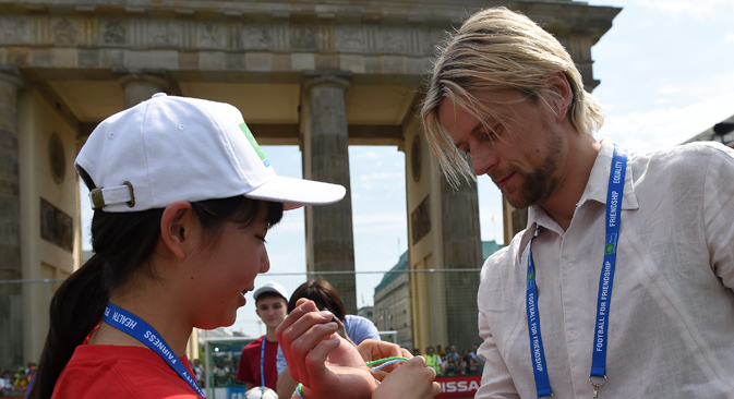 Anatoliy Tymoshchuk (right) before the Football for Friendship social program, in Berlin, June 6, 2015. Source: Press photo