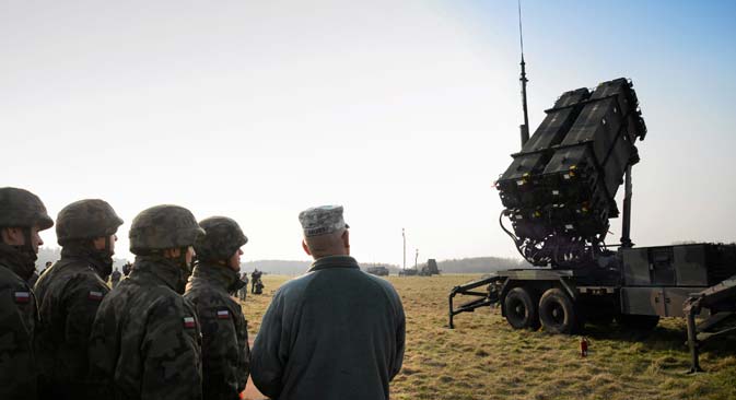 Soldados polacos y estadounidenses observan una batería de misiles Patriot durante una serie de ejercicios realizados cerca de Varsovia en marzo de 2015. 