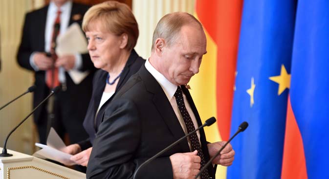 Russian President Vladimir Putin and German Chancellor Angela Merkel attend a news conference after talks at the Kremlin in Moscow, Russia, May 10, 2015. Source: Reuters