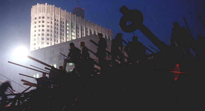 The barricades in front of the building of the Supreme Soviet of the Russian Federation, August 20, 1991. Source: TASS