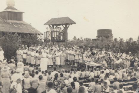 Para emigran Rusia di kamp sementara di Pulau Tubabao, Filipina.
