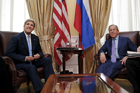 Kerry (à esq.) se reuniu com Lavrov em um hotel de Viena, na Áustria Foto: Reuters