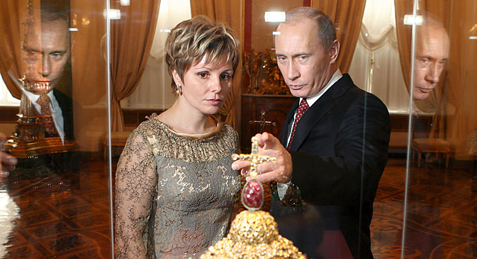 Russian President Vladimir Putin and Yelena Gagarina, the Director of the Kremlin Museums look at the crown of Peter the Great during the ceremony of the celebration of the 200th anniversary of the Kremlin Museums in Moscow, Tuesday 07 March 2006. Source: EPA / Yuri Kadobnov