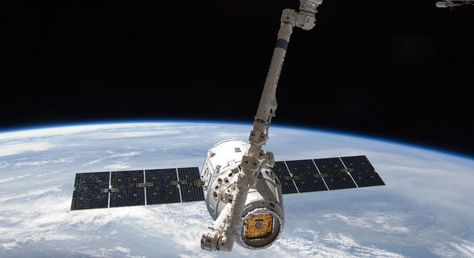 The SpaceX Dragon commercial cargo craft is grappled by the Canadarm2 robotic arm at the ISS, May 25, 2012. Source: Reuters