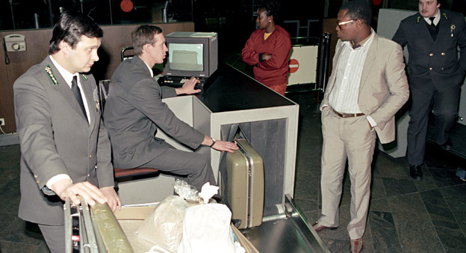 Officers of Sheremetyevo customs house confiscate large heroin batch [about 15 kg] from Nigerian citizens, Mar 12, 1988. Source: Yuryi Abramochkin / RIA Novosti