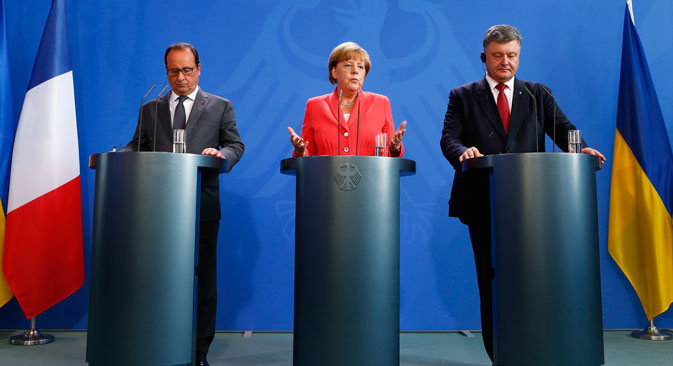 German Chancellor Angela Merkel, French President Francois Hollande (L) and Ukrainian President Petro Poroshenko speak to media after their meeting in the Chancellery in Berlin, Germany, August 24, 2015. Source: Reuters