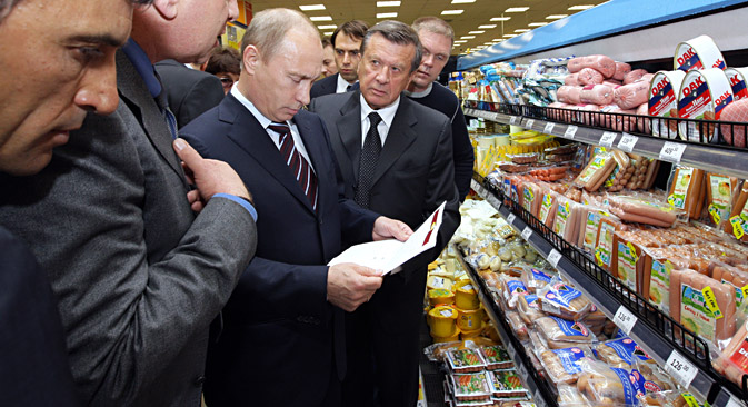 Vladimir Putin visiting a branch of the Perekrestok supermarket chain in Moscow, June 24, 2009. Source:  Aleksey Nikolskyi / RIA Novosti