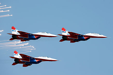 MiG-29 planes of the Strizhi (Swifts) aerobatic team perform during the international air show in Belgrade September 2, 2012.